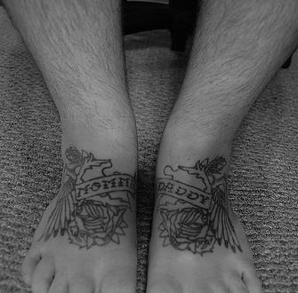 男性脚背黑白装饰纹身图案