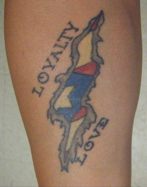 手臂彩色古巴国旗与字母纹身图案