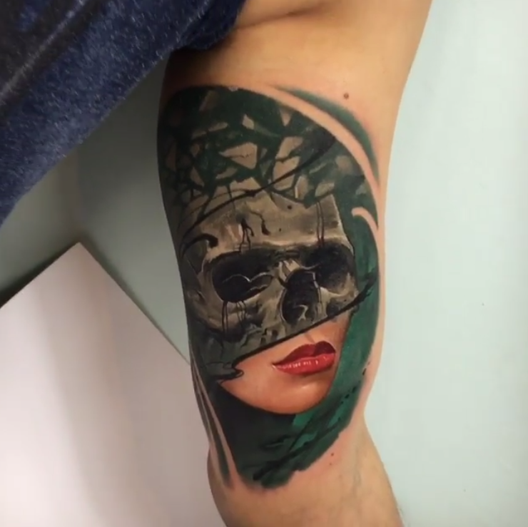 大臂内侧彩色女人脸组合骷髅纹身图案