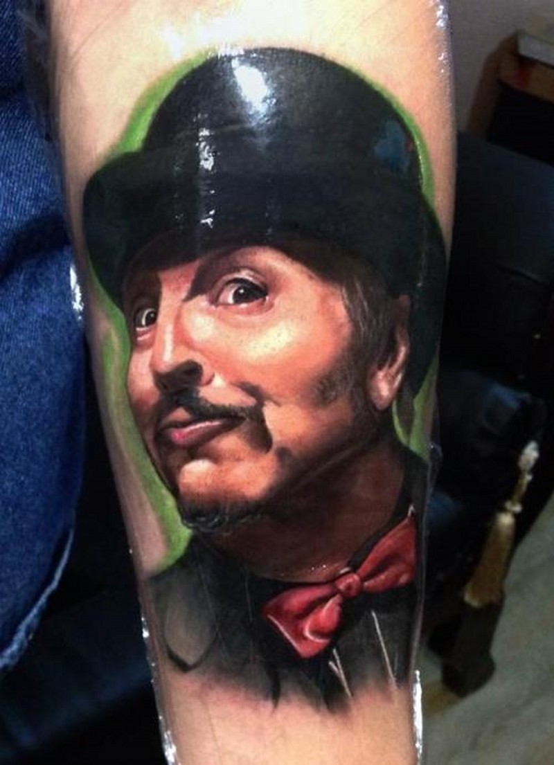 手臂彩色逼真的滑稽男子肖像纹身图案