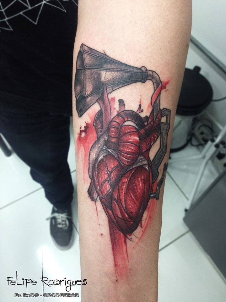 手臂血腥留声机与人体心脏纹身图案