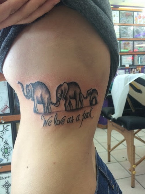 侧肋大象家族和字母纹身图案