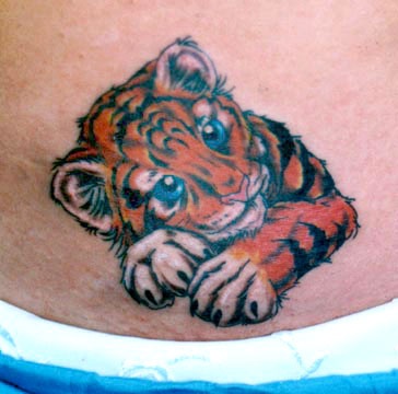 可爱的老虎幼崽彩色纹身图案