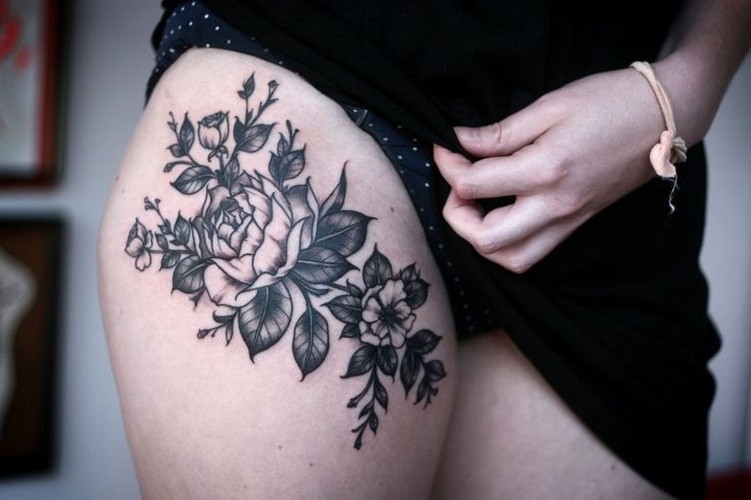 女性腿部巨大黑白花朵纹身图案