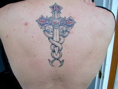 背部交叉藤条和十字架纹身图案