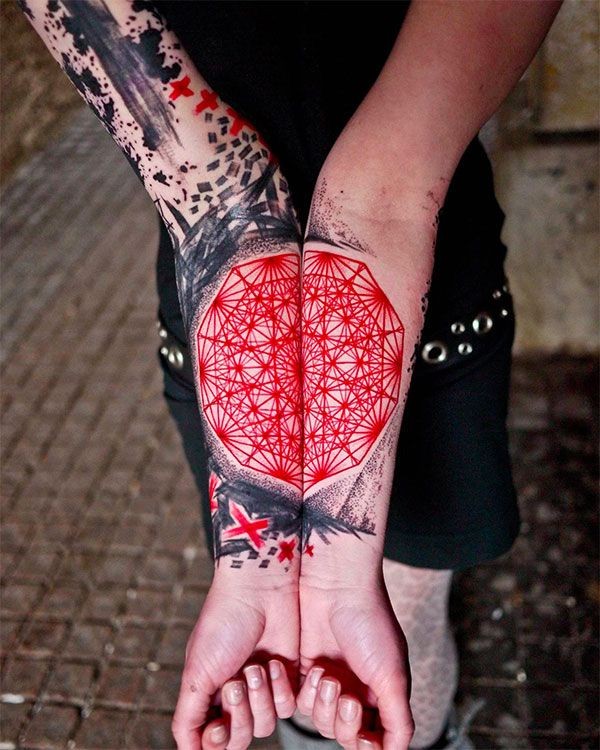 手臂复杂的红色几何纹身图案