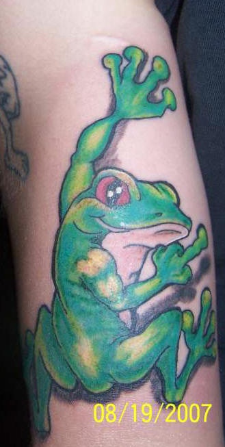 手臂彩色卡通青蛙纹身图案