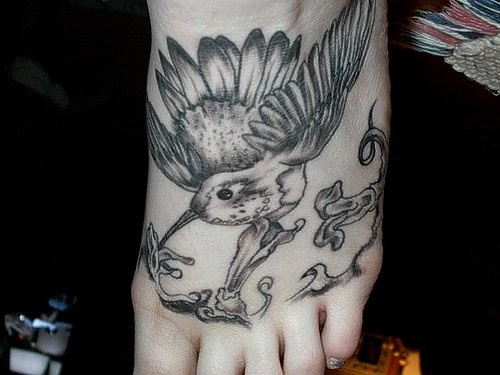脚背灰色简约的小鸟纹身图案