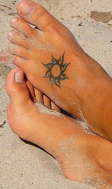 脚背黑色太阳图腾纹身图案