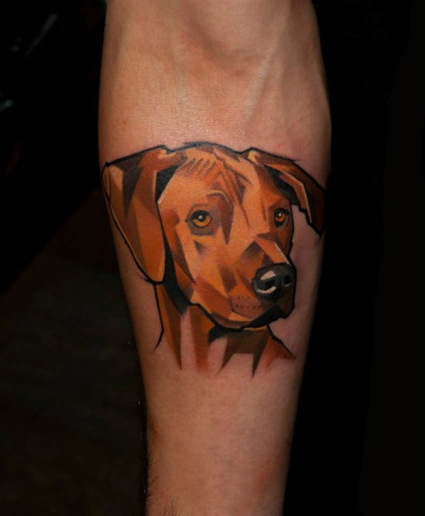 手臂彩色逼真的小狗头像纹身图案