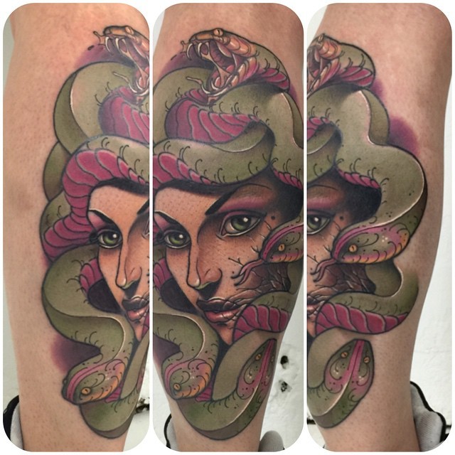 小腿女人肖像和蛇彩色纹身图案