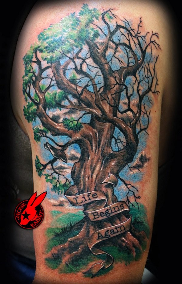 大臂写实树和铭文纹身图案