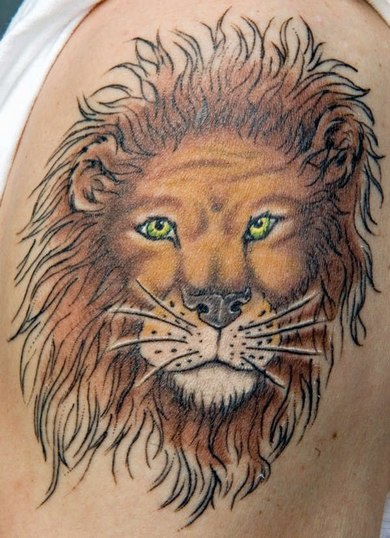 肩部彩色狮子头纹身图案