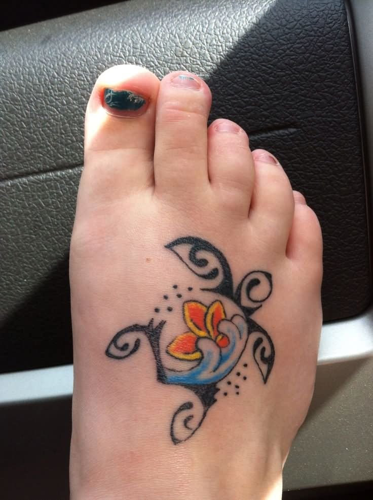 脚背彩色花朵和图腾纹身图案