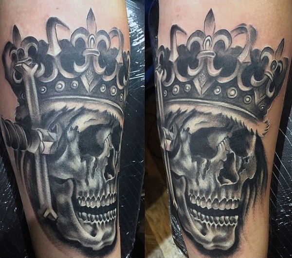皇冠和骷髅匕首纹身图案