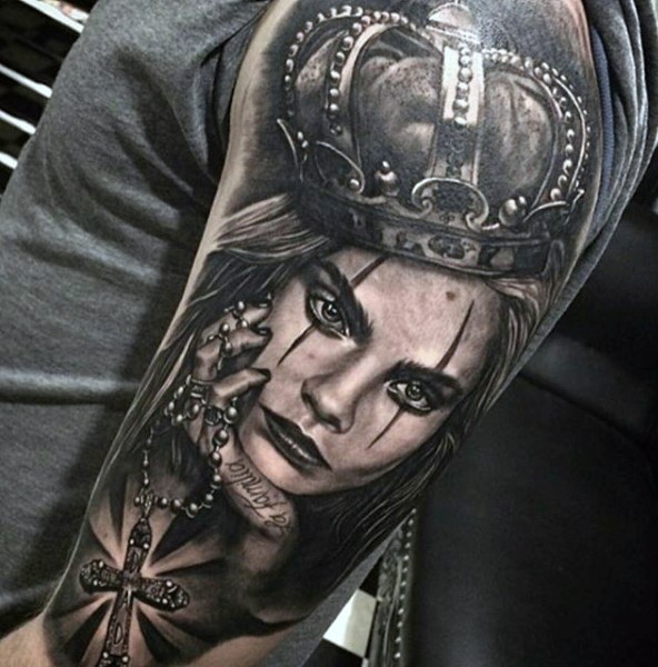 手臂彩色逼真的女性肖像与皇冠和十字架纹身图案