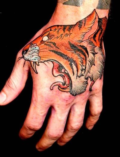 手背彩色咆哮的老虎头纹身图案