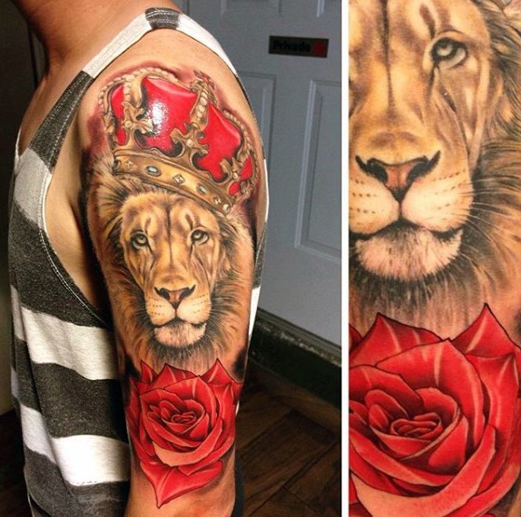 手臂写实彩色狮子冠皇冠和玫瑰纹身图案