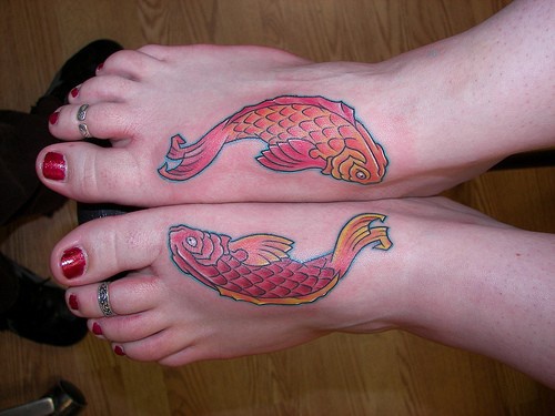 女性脚背彩色鱼纹身图案
