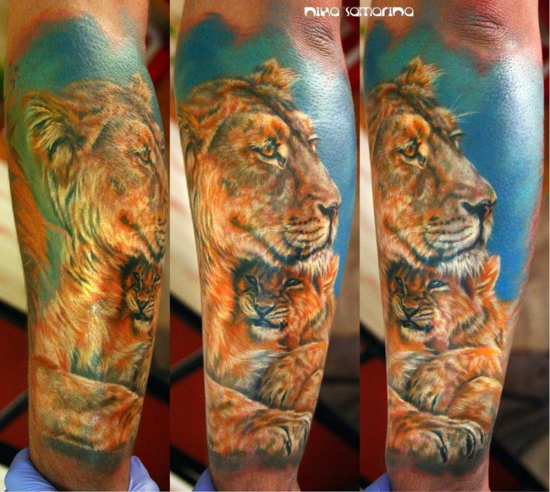 小臂现实主义风格的彩色狮子家庭纹身图案