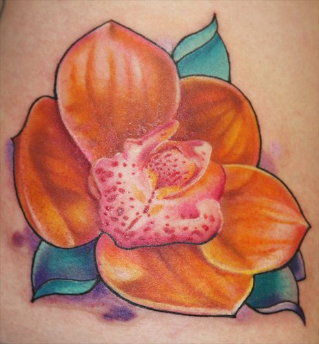 女性手臂彩色逼真的兰花纹身图片