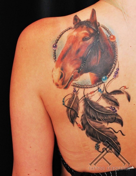 肩部彩色逼真的捕梦网和马头纹身