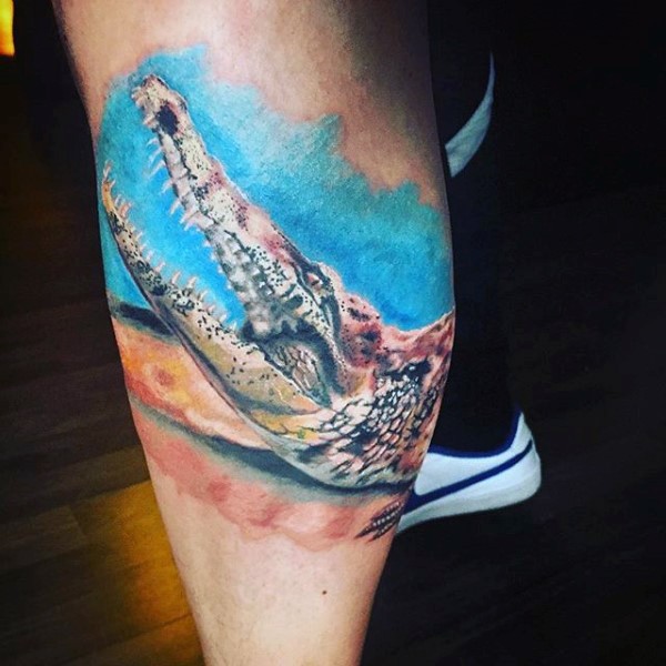 腿部华丽的彩绘鳄鱼头纹身图案