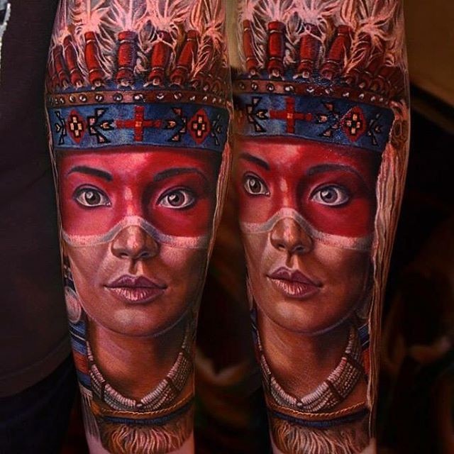 手臂彩色逼真的印度女人肖像纹身