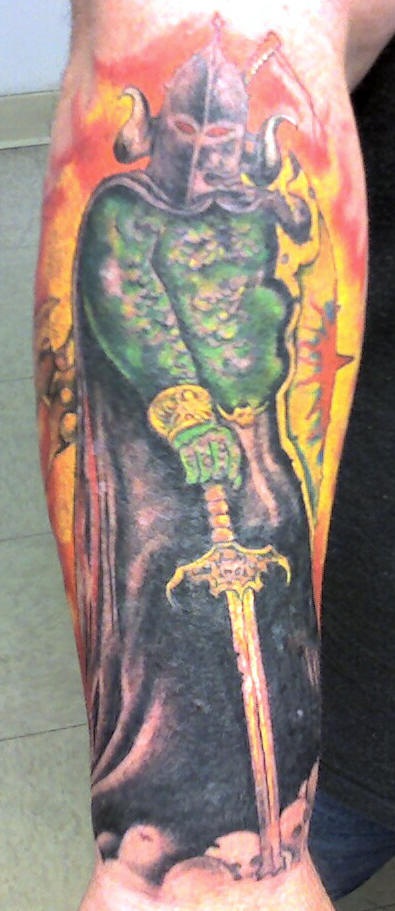 手臂彩色战士用剑纹身图案