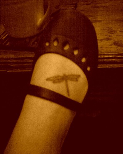 脚背女生蜻蜓纹身图案