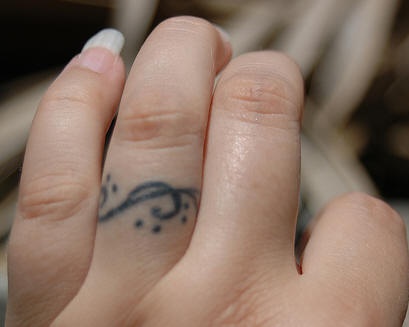 手指简约小卷曲戒指纹身图案