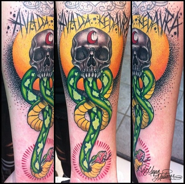 手臂插画风格的彩色大蛇与骷髅头纹身