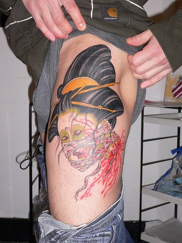 腿部彩色受伤的日本艺妓纹身图案
