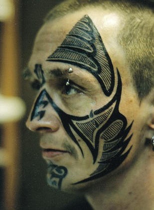 男子脸部三角形部落纹身图案