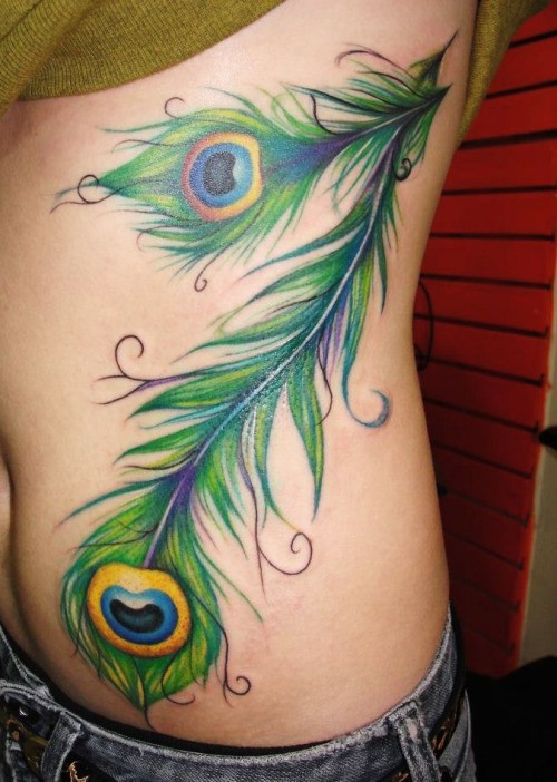 侧肋精彩的绿色孔雀羽毛纹身图案