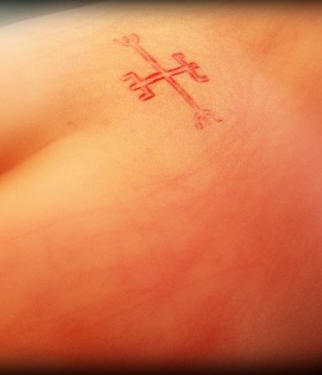 十字架交叉符号割肉纹身图案
