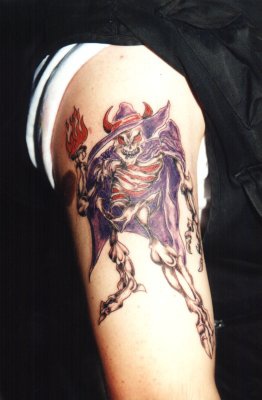 手臂恶魔穿紫色斗篷纹身图案