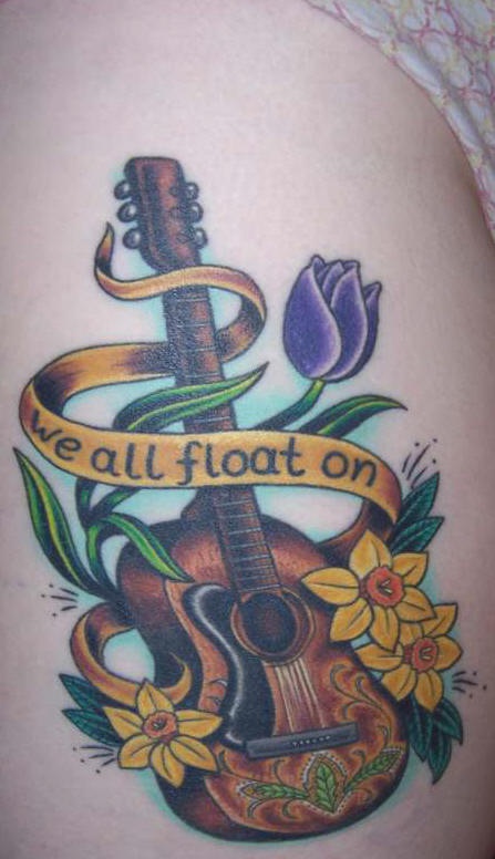 腰部彩色漂浮的鲜花和吉他纹身图片