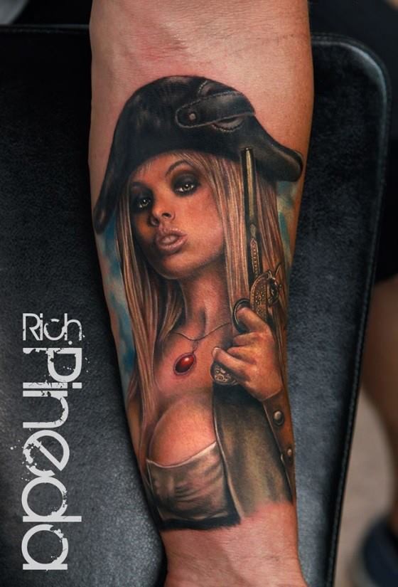 手臂漂亮的彩色性感女人海盗纹身