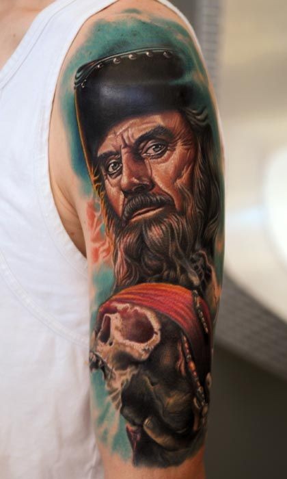 手臂彩色逼真的海盗和骷髅纹身图案