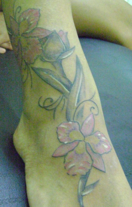 脚背彩色鲜艳的兰花芽纹身图片