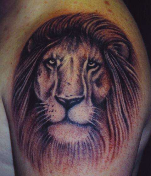 男性肩部棕色狮子头纹身图案