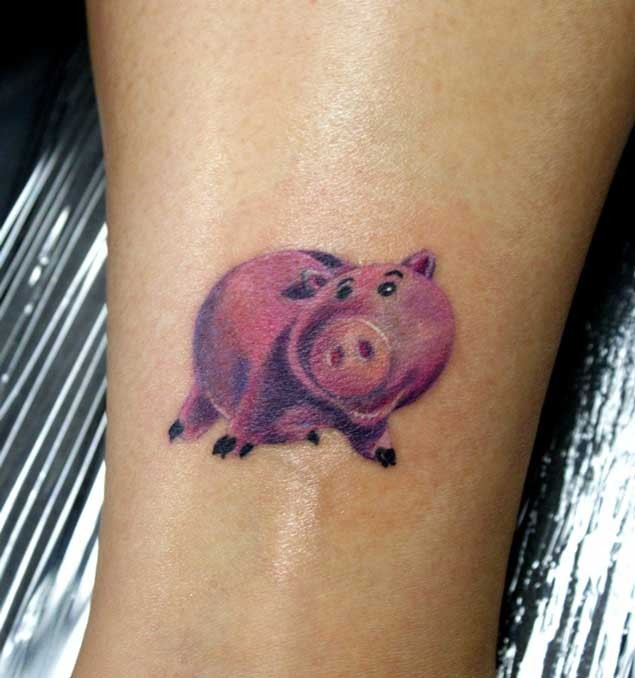 腿部彩色逼真的小猪纹身图案