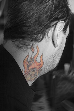 男性颈部彩绘火焰个性纹身图案