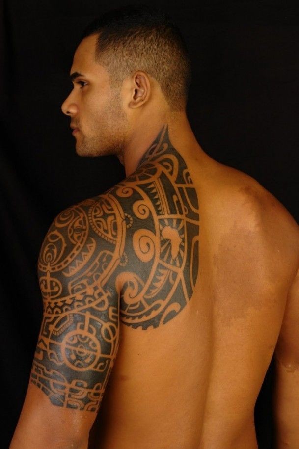 男性肩部黑色波利尼西亚图腾纹身