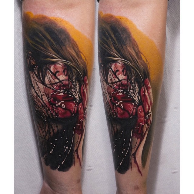 手臂彩色恐怖血腥的女人肖像纹身图案