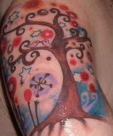 魔术气氛的彩色树纹身图案