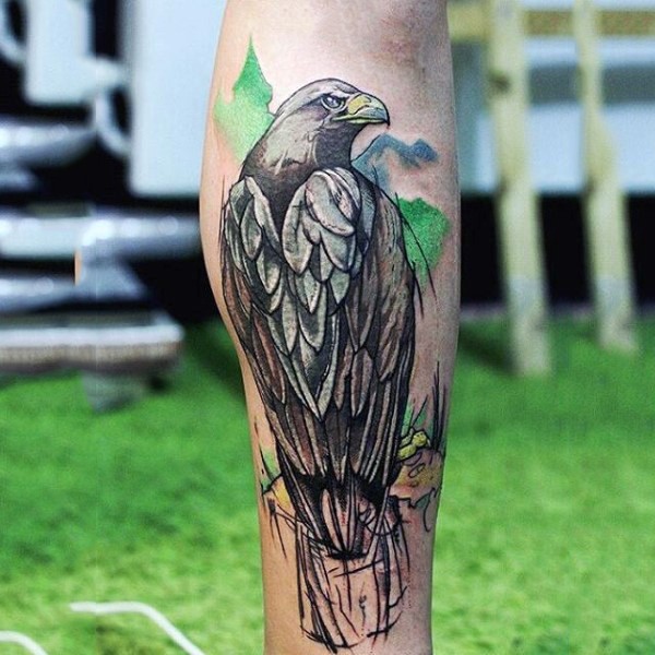 小腿华丽的鹰纹身图案