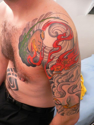 日式风格的龙半甲纹身图案