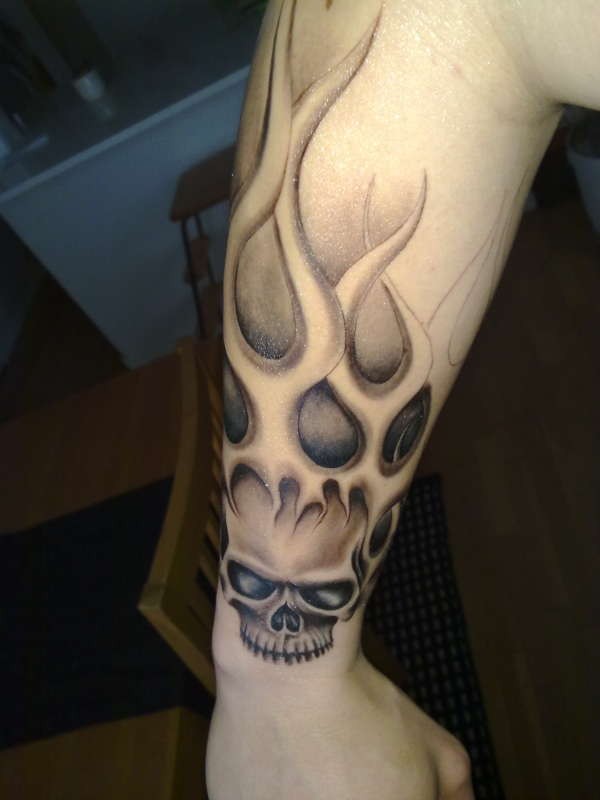 手臂棕色燃烧的大骷髅纹身图案